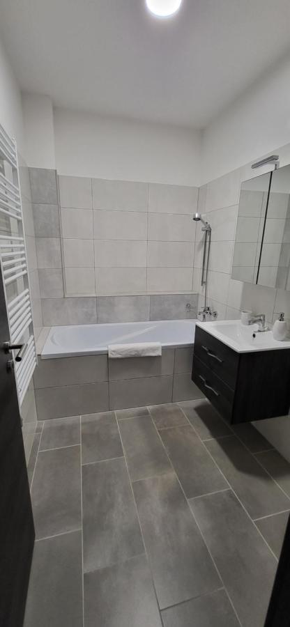 Dotis Apartman Tata Exteriör bild