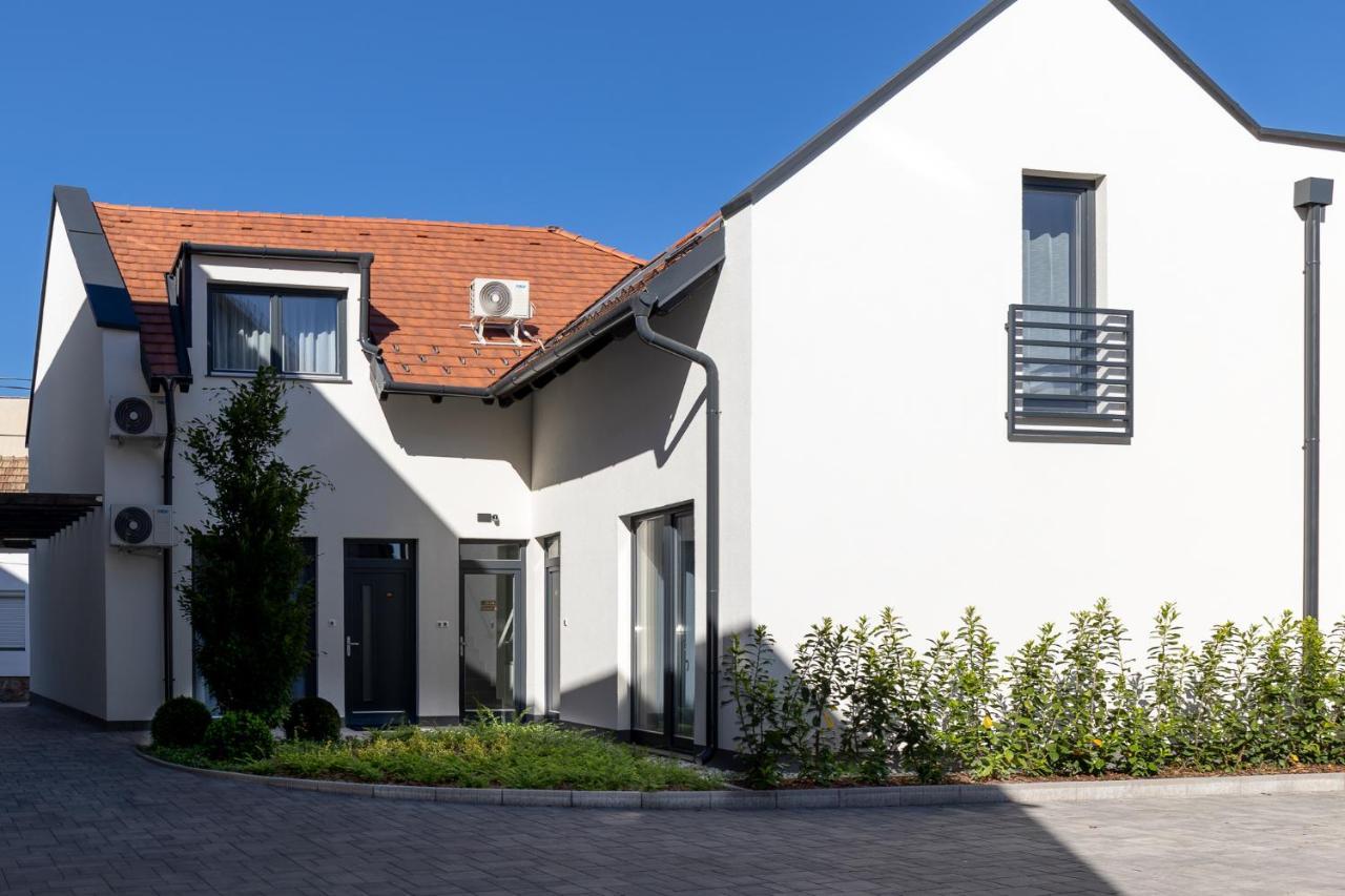 Dotis Apartman Tata Exteriör bild