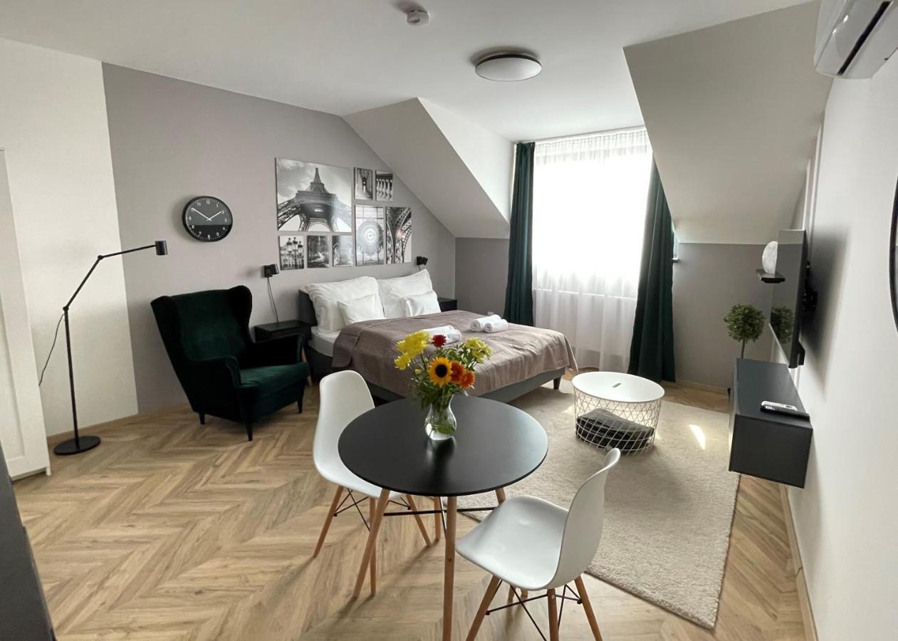 Dotis Apartman Tata Exteriör bild