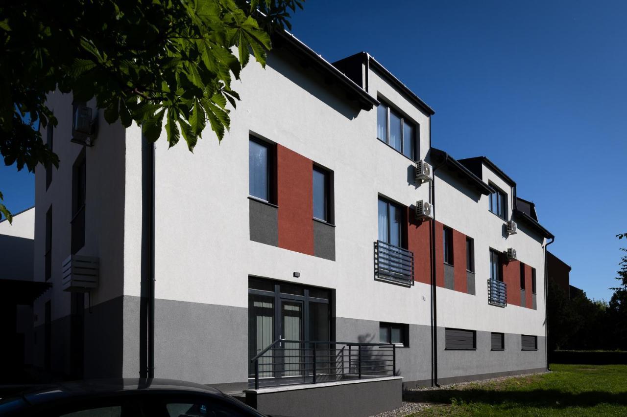 Dotis Apartman Tata Exteriör bild