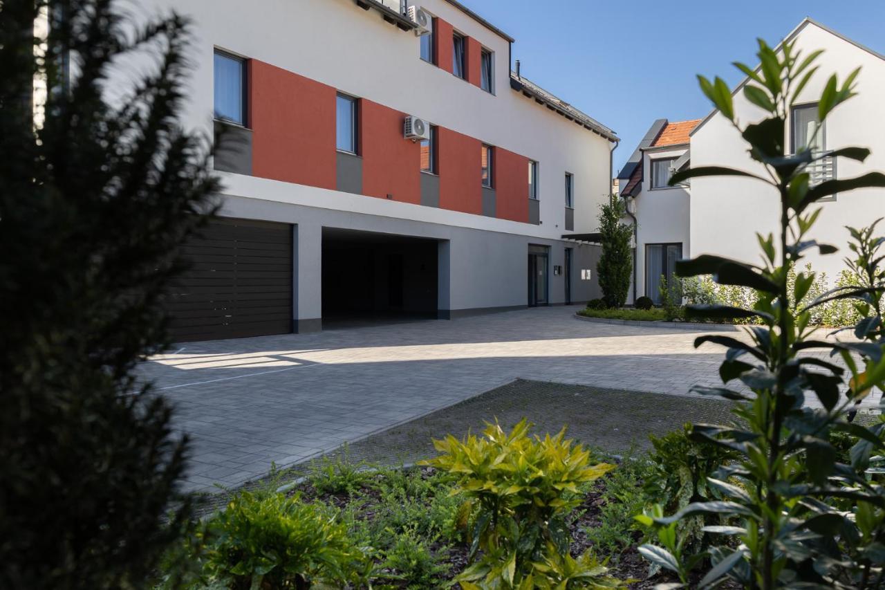 Dotis Apartman Tata Exteriör bild