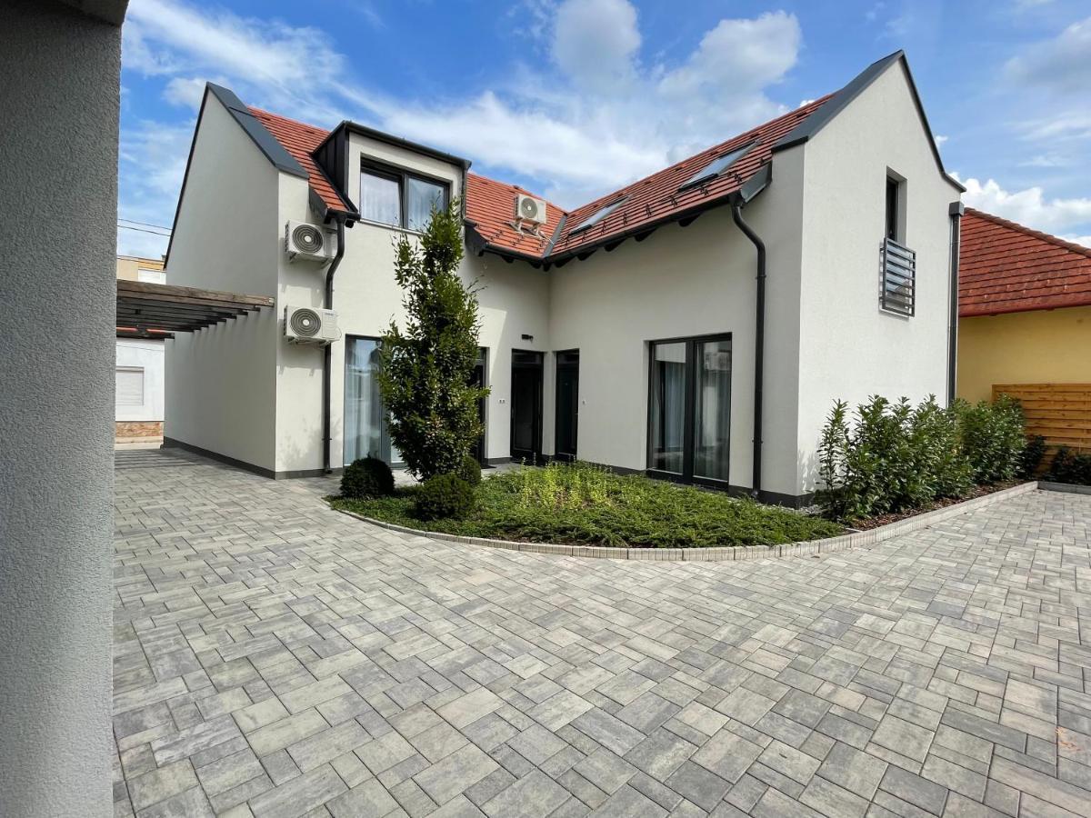 Dotis Apartman Tata Exteriör bild