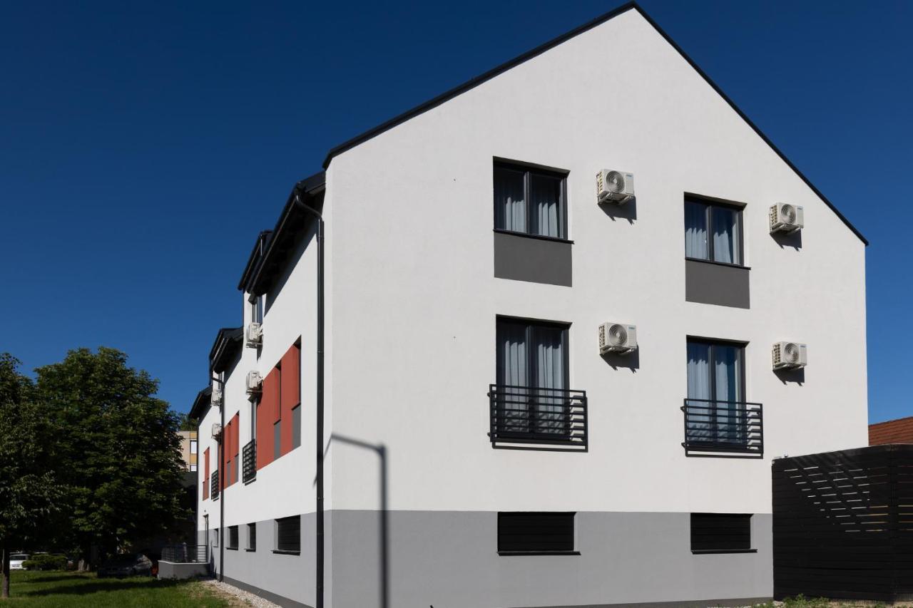 Dotis Apartman Tata Exteriör bild
